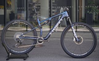 S-Works Epic 8 2026. ... * skladem ve Spectrumbike. * 9.7kg / kola Roval Worldcup 998g * RockShox flight attendant ......